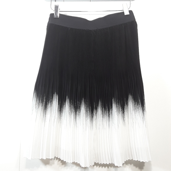 pleated white to black ombre skirt size 0 by White House Black Market - Picture 4 of 6